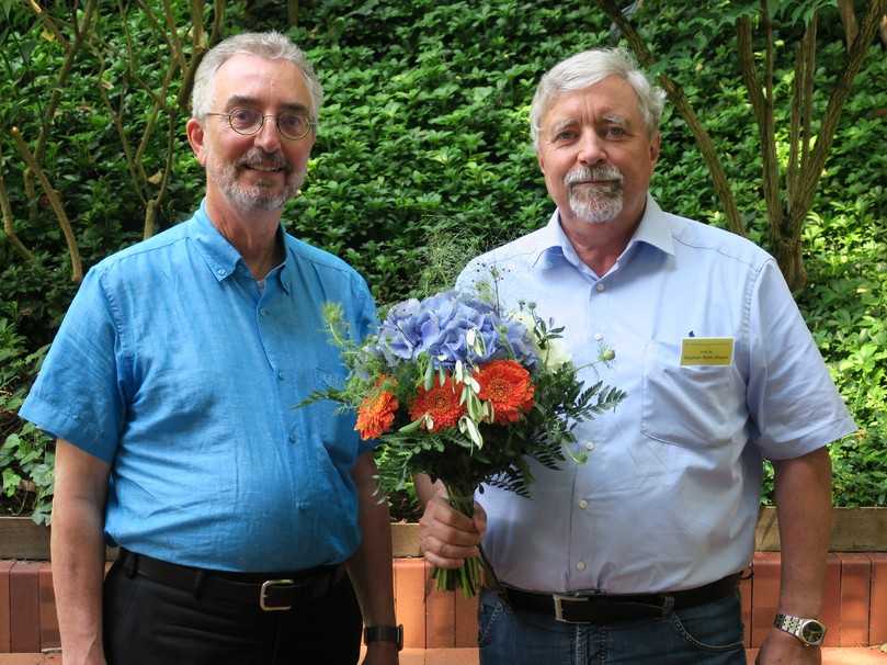 Auf der FLL-Mitgliederversammlung erhielt Prof. Dr. Stephan Roth-Kleyer als Zeichen der Anerkennung für sein langjähriges Engagement in der Regelwerksarbeit den „Strauß des Präsidenten“, den ihn Prof. Dr. Ulrich Kias überreichte. | Foto: FLL Auf der FLL-Mitgliederversammlung erhielt Prof. Dr. Stephan Roth-Kleyer als Zeichen der Anerkennung für sein langjähriges Engagement in der Regelwerksarbeit den „Strauß des Präsidenten“, den ihn Prof. Dr. Ulrich Kias überreichte. | Foto: FLL