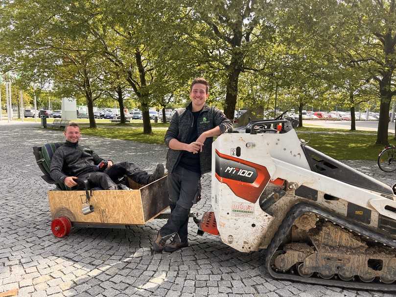 Jan Seeliger (links) und Malte Höhn schafften es bis nach Augsburg: Auch der Bobcat-Raupenlader hat problemlos durchgehalten – die Schubkarrenreifen des Anhängers allerdings nicht. | Foto: Baumpflege Blattwerk Mainz
