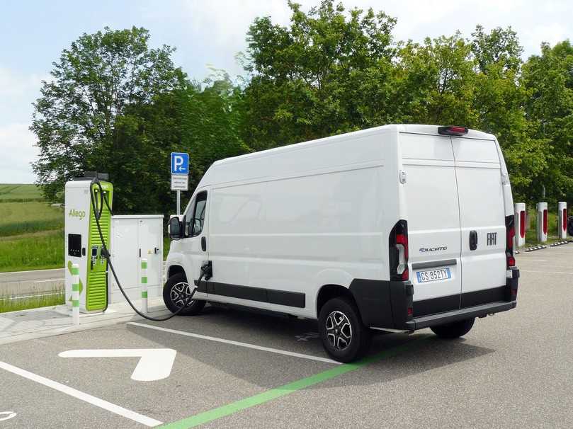 Ungeheuer stark auf der Strecke, eher gemütlich an der Ladesäule: Der E-Ducato ist in Fahrt ein Temperamentsbündel. | Foto: Randolf Unruh Ungeheuer stark auf der Strecke, eher gemütlich an der Ladesäule: Der E-Ducato ist in Fahrt ein Temperamentsbündel. | Foto: Randolf Unruh