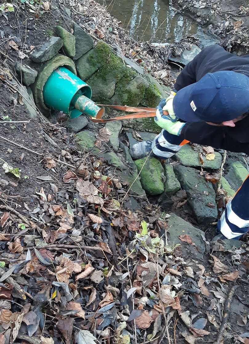 Bergung des Kaliberkopfes bei starkem Gefälle an einer Bachverrohrung | Foto: Sanierungstechnik Dommel Bergung des Kaliberkopfes bei starkem Gefälle an einer Bachverrohrung | Foto: Sanierungstechnik Dommel