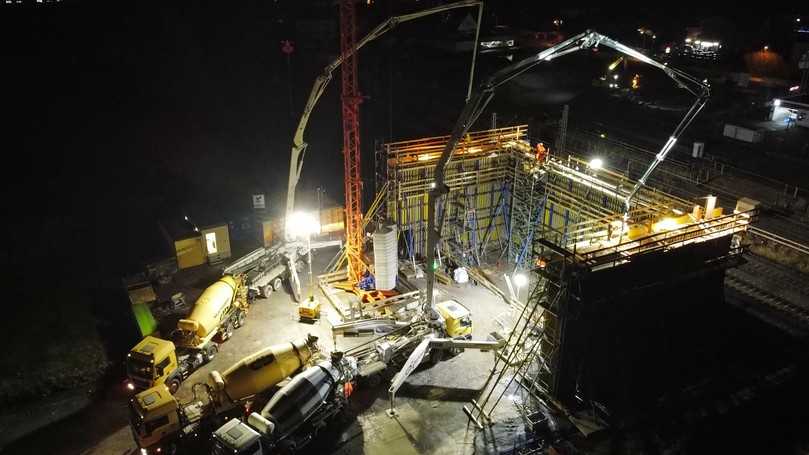 Betonagearbeiten am westlichen Widerlager: Hier werden die Bohrpfähle kraftschlüssig in die Fundamentplatten des Brückenbauwerks integriert. | Foto: Echterhoff