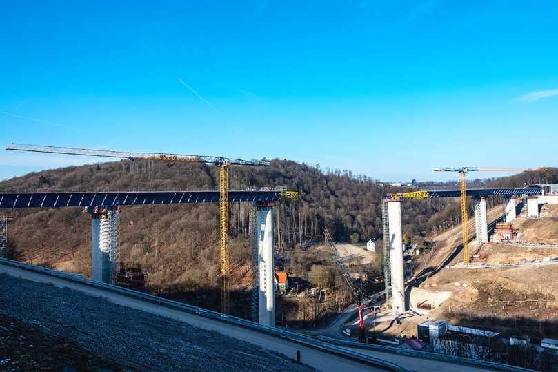 Seit Herbst 2023 laufen die Arbeiten am Ersatzneubau der Rahmedetalbrücke in Lüdenscheid – zentrale Aufgaben übernehmen zwei Liebherr-Flat-Top-Krane. | Foto: Liebherr