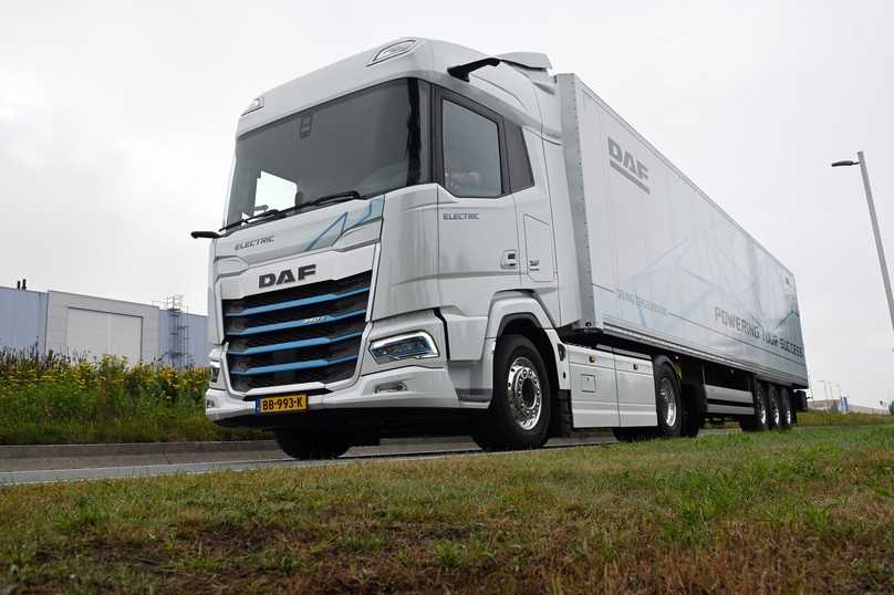 Der DAF XF 350 Electric-Sattelzug geht mit blaugefärbten Akzenten an der Front und 42 t Gesamtzuggewicht auf Strecke. | Foto: FH