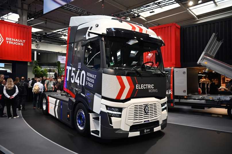 Den Renault Trucks E-Tech T 540 kommt dank Zentralantrieb mit zwei Achsen aus und erreicht bis 450 Kilometer Reichweite. | Foto: FH