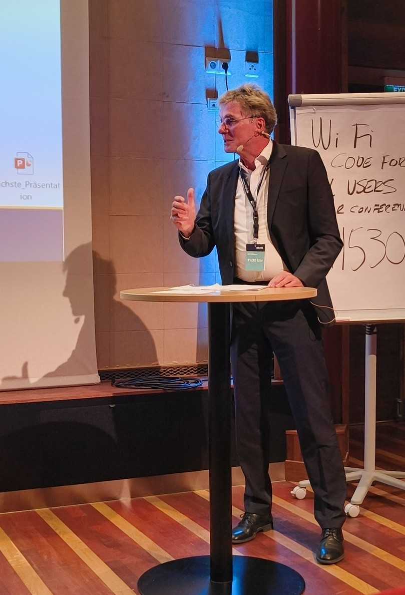 Moderiert wurde RuR 2024 von Artur zu Eulenburg (B_I umweltbau). | Foto: B_I/Valdix Moderiert wurde RuR 2024 von Artur zu Eulenburg (B_I umweltbau). | Foto: B_I/Valdix