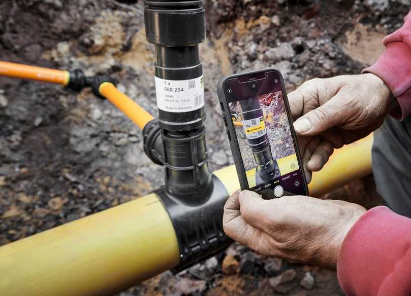 Einfach mit dem Smartphone scannen und zur Nachverfolgung dokumentieren: der Traceability-Code an der „Geopress“-Anbohrarmatur. | Foto: Viega Einfach mit dem Smartphone scannen und zur Nachverfolgung dokumentieren: der Traceability-Code an der „Geopress“-Anbohrarmatur. | Foto: Viega