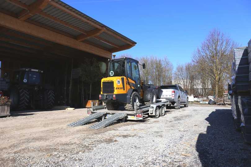 Dank des Einsatzgewichts von 2,5 Tonnen lässt sich der 2430-2 per Pkw-Anhänger transportieren. | Foto: Schäffer Maschinenfabrik