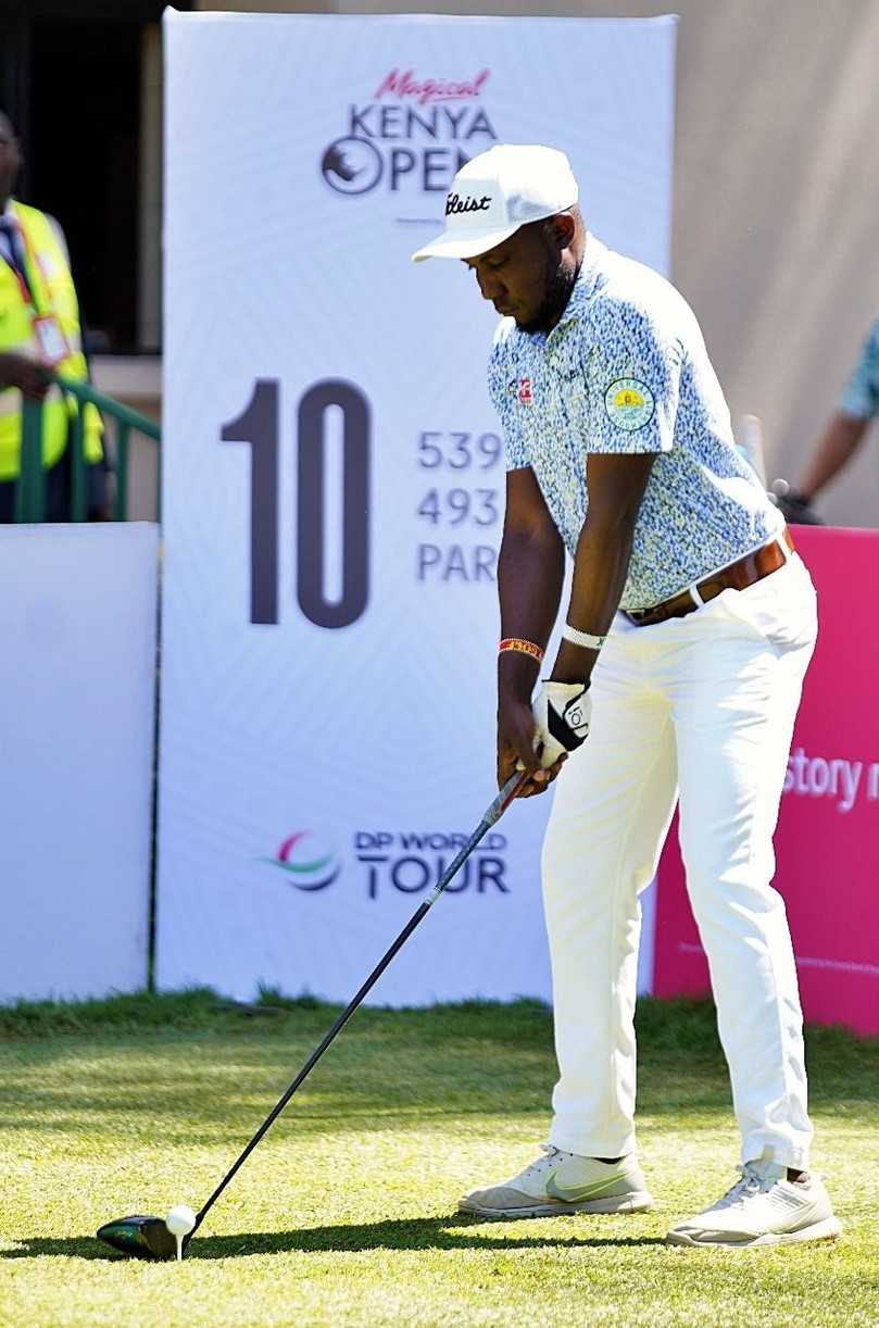 Der ehemalige Golf-Caddie William Odek am Abschlag der Magical Kenya Open 2025 | Foto: Swietelsky-Faber