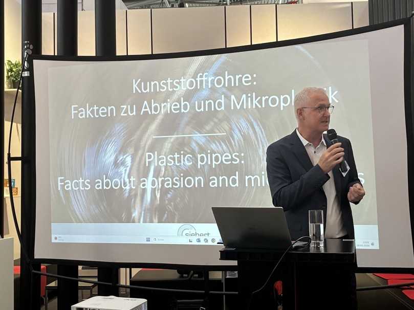 Andreas Haacker (Siebert + Knipschild) sprach über den Abrieb und Mikroplastik bei Kunststoffrohren | Foto: BGT