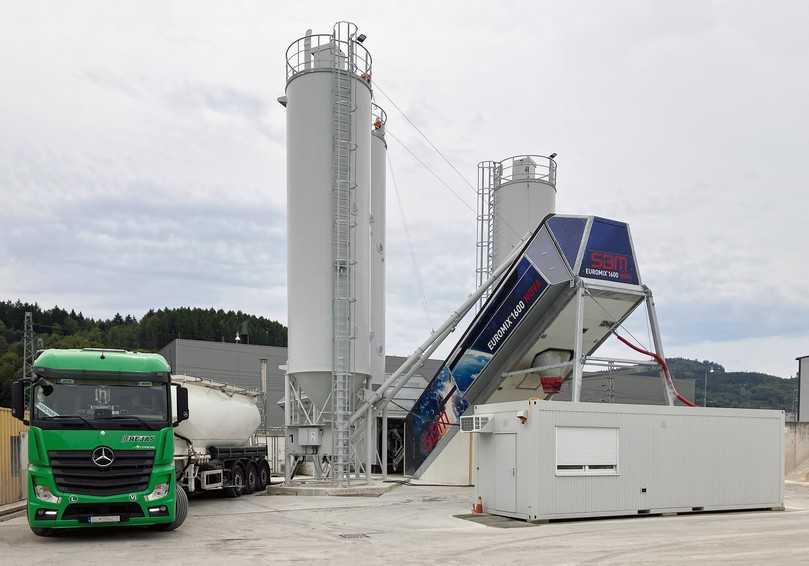 Die platzsparende und flexible Aufstellung der Euromix 1600 Nova gewährleistet ausreichende Rangierfläche auf der Werksfläche. | Foto: SBM Die platzsparende und flexible Aufstellung der Euromix 1600 Nova gewährleistet ausreichende Rangierfläche auf der Werksfläche. | Foto: SBM