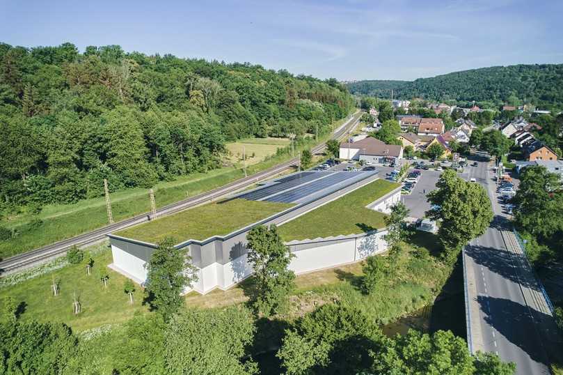 Mit dem Gründachaufbau können Städte zusätzliche Flächen für das urbane Klima nutzbar machen. Dank des geringen Gewichtes eignet sich das System vor allem für flachgeneigte Dächer. | Foto: Zambelli RIB-ROOF GmbH & Co. KG Mit dem Gründachaufbau können Städte zusätzliche Flächen für das urbane Klima nutzbar machen. Dank des geringen Gewichtes eignet sich das System vor allem für flachgeneigte Dächer. | Foto: Zambelli RIB-ROOF GmbH & Co. KG
