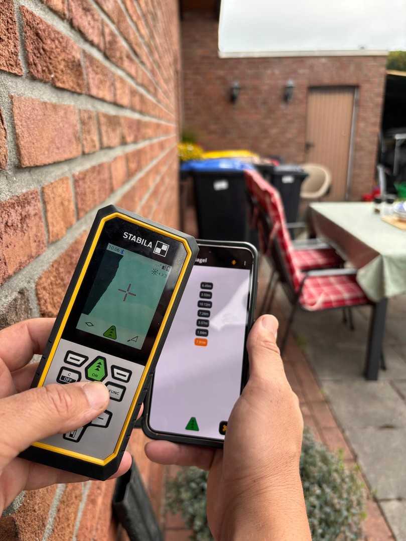 Schnell übertragen werden die Messdaten vom Laser-Entfernungsmesser LD 530 BT von Stabila zum Smartphone, Tablet oder Desktopcomputer dank Bluetooth® 5.0-Technologie. | Foto: Florians Gartenwelt