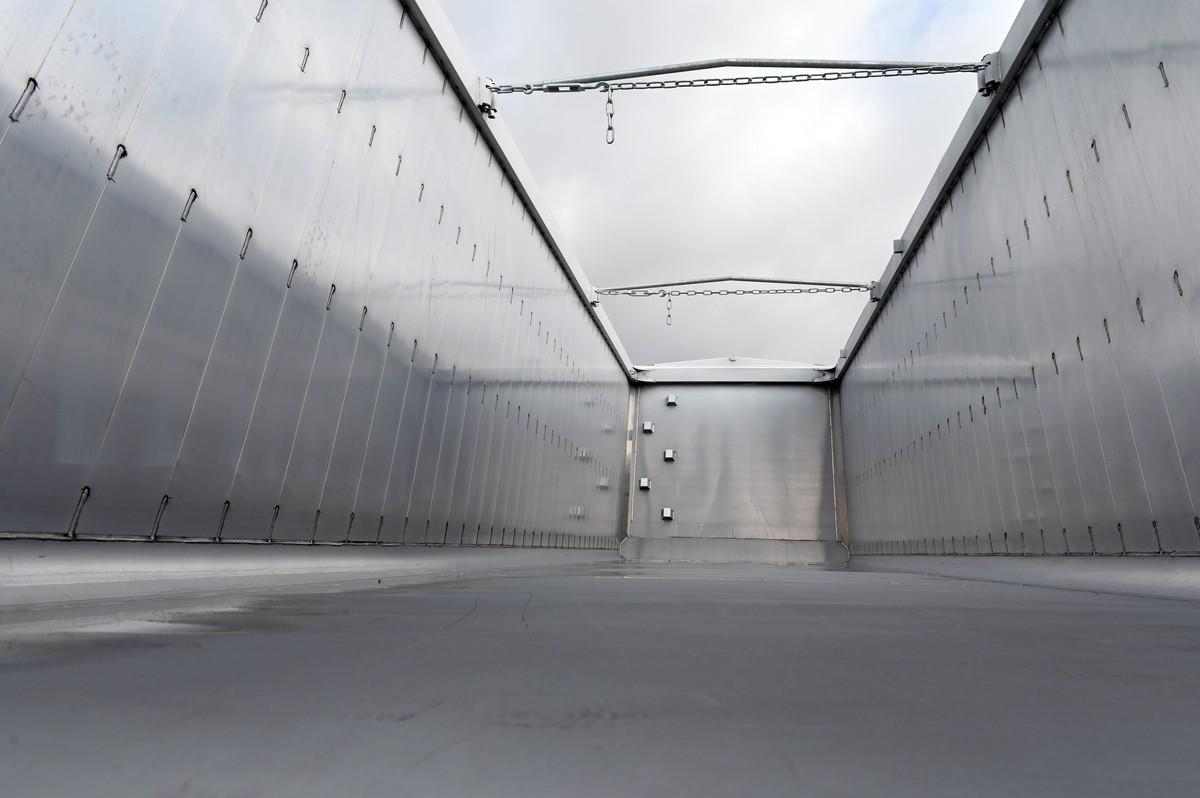 Glatte Aluwände kennzeichnen die Kastenmulde im S.KI Light für Volumentransporte. | Foto: Quatex