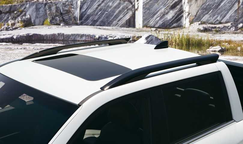 Das elektrische Schiebedach gehört bei der Black Edition wie auch die schwarz lackierte Dachreling zum Serienumfang. | Foto: KGM