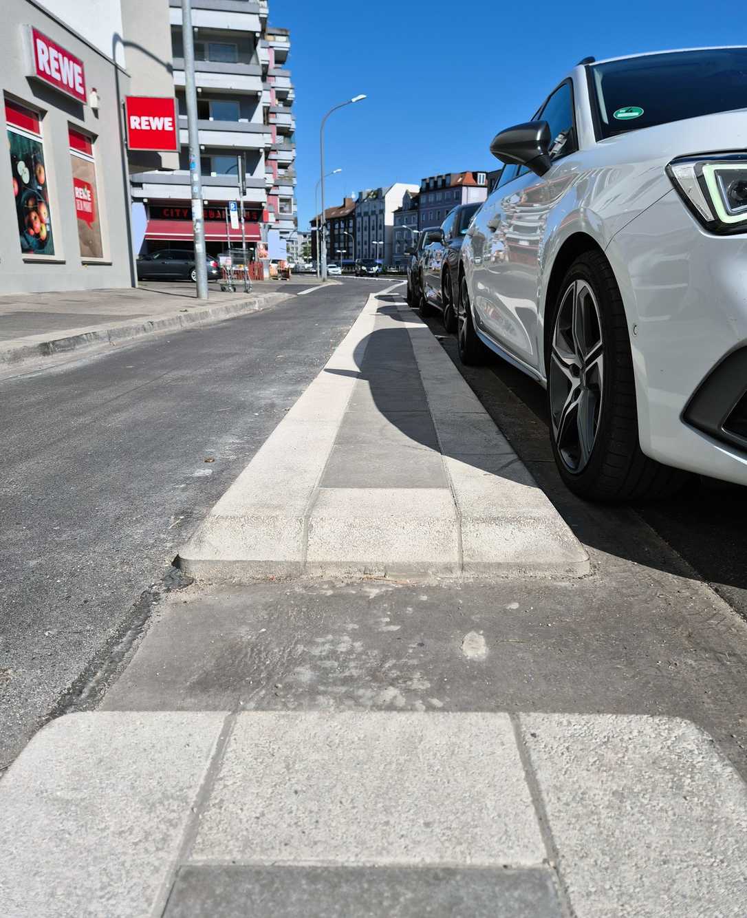 Neuer Münchner Flachbordstein: Günstige & schnelle Lösung für sichere Radwege in Städten