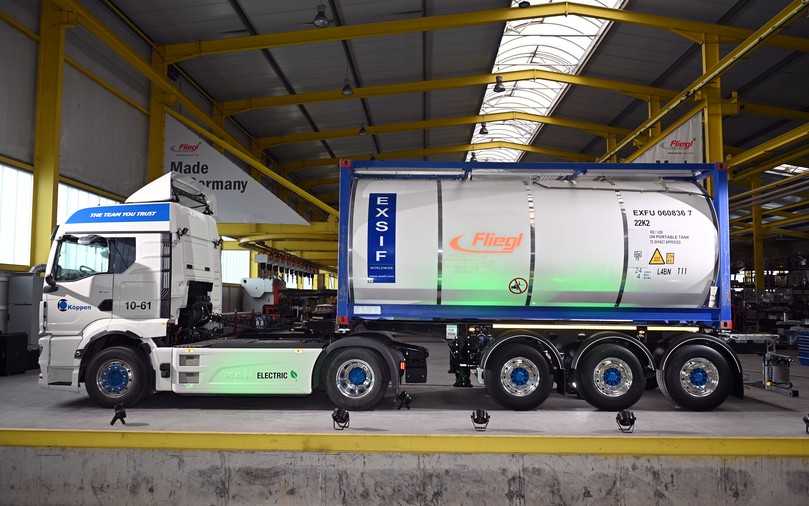 Das erste Fliegl Chemie-Chassis geht an den Tankcontainer-Dienst Köppen. | Foto: FH