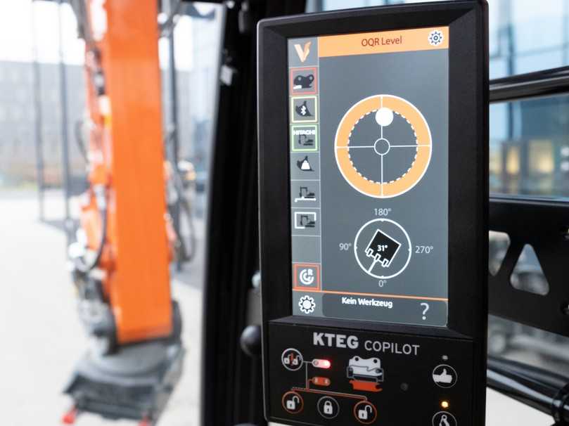„Cockpit der Zukunft“ nennt KTEG seinen universellen Monitor CPXOne, der alle wichtigen Maschinen- und Baustellendaten (auch von Drittanbietern) in Echtzeit anzeigt. | Foto: Kiesel „Cockpit der Zukunft“ nennt KTEG seinen universellen Monitor CPXOne, der alle wichtigen Maschinen- und Baustellendaten (auch von Drittanbietern) in Echtzeit anzeigt. | Foto: Kiesel