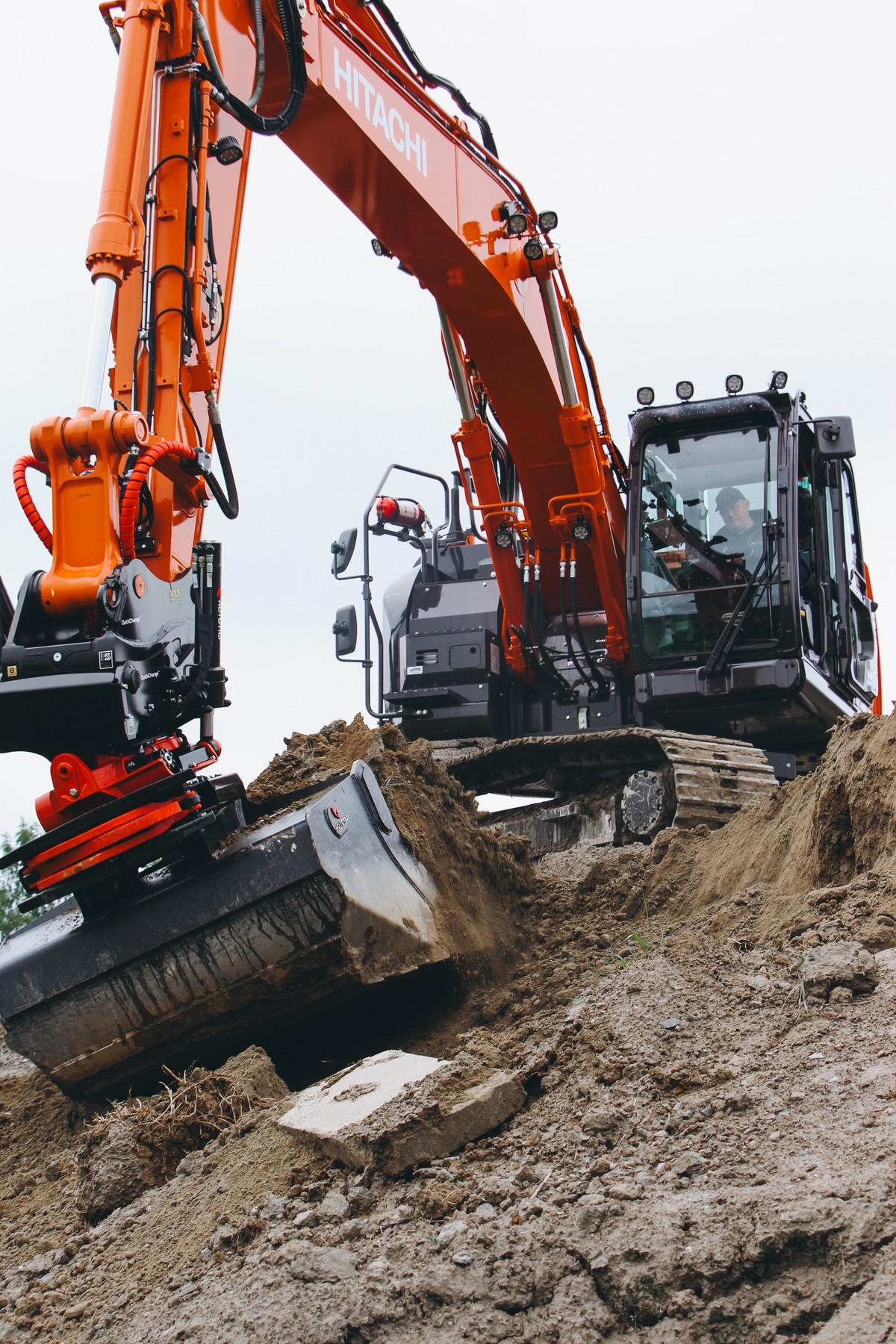 OEM Partnerschaft: Hitachi-Bagger können seit Jahresbeginn werkseitig mit Rototilt-Technik ausgestattet werden. | Foto: Rototilt OEM Partnerschaft: Hitachi-Bagger können seit Jahresbeginn werkseitig mit Rototilt-Technik ausgestattet werden. | Foto: Rototilt
