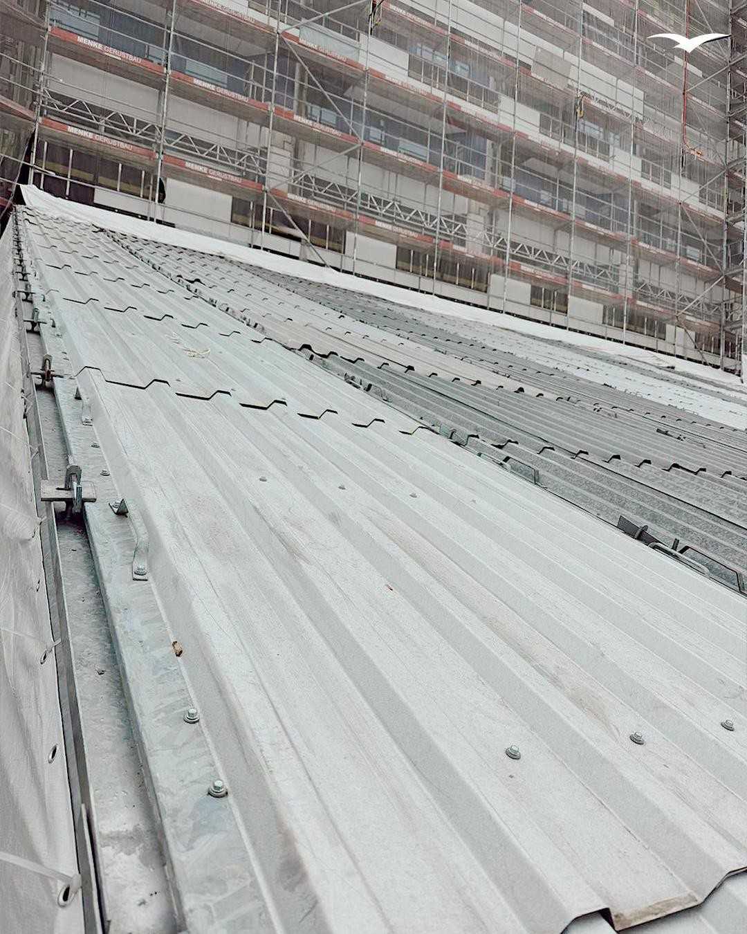Wetterschutzdach bei Gebäudesanierung: Modulares System sichert Berliner Schlange