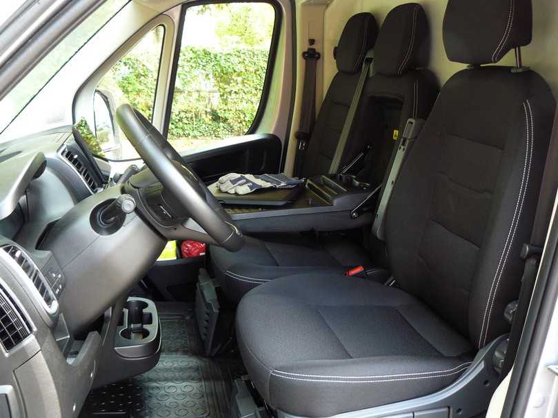 Klassik und Moderne: Sitzposition von vorgestern,
aber moderne Details bis zur Tischanlage. | Foto: Randolf Unruh Klassik und Moderne: Sitzposition von vorgestern,
aber moderne Details bis zur Tischanlage. | Foto: Randolf Unruh