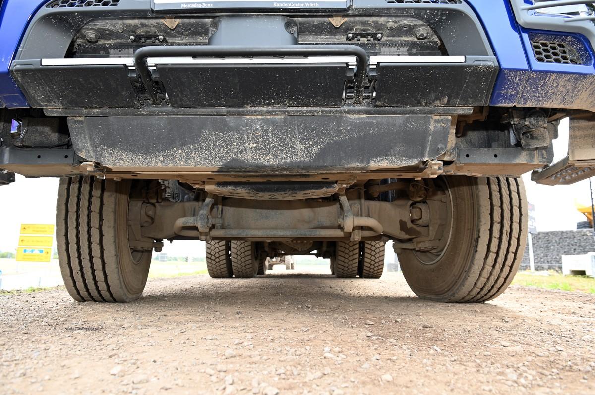 Trotz der angetriebenen Vorderachse des Mercedes Acros 2653 6x6 besitzt der Allradler eine hohe Bodenfreiheit für den Geländeritt. | Foto: FH Trotz der angetriebenen Vorderachse des Mercedes Acros 2653 6x6 besitzt der Allradler eine hohe Bodenfreiheit für den Geländeritt. | Foto: FH