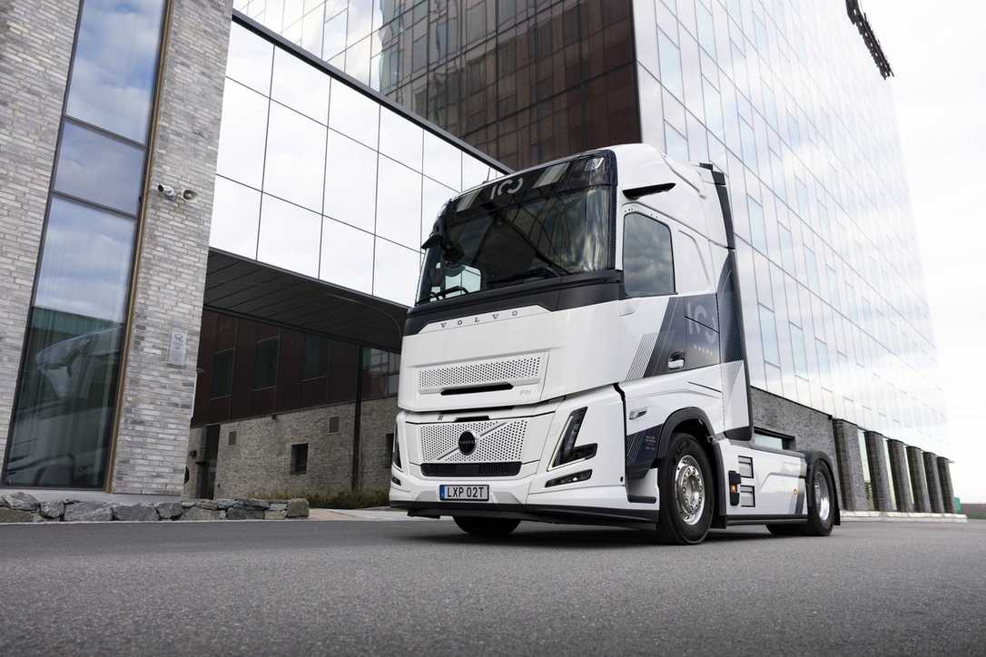 Volvo Trucks: Jubiläums-Sattelzugmaschine zum 100-jährigen Bestehen