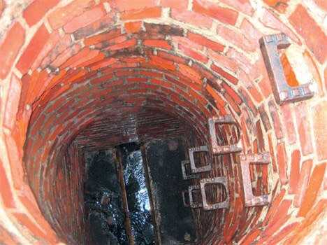 Klinkerschacht nach der Reinigung Klinkerschacht nach der Reinigung