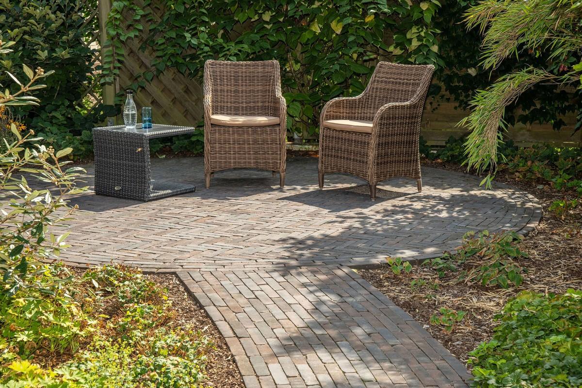 Rustikale Gemütlichkeit im heimischen Garten: Die Pflasterklinker Iseo Antica verleihen dem Weg und der rund ausgeführten Terrasse einen heimeligen Charme. | Foto: Vandersanden