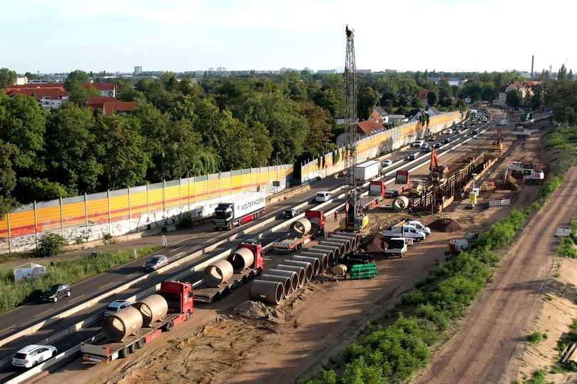 Die Baustelle am Magdeburger Ring aus der Vogelperspektive: Zahlreiche Polymerbetonrohre von Meyer-Polycrete warten auf ihren Einbau. | Foto: Meyer-Polycrete
