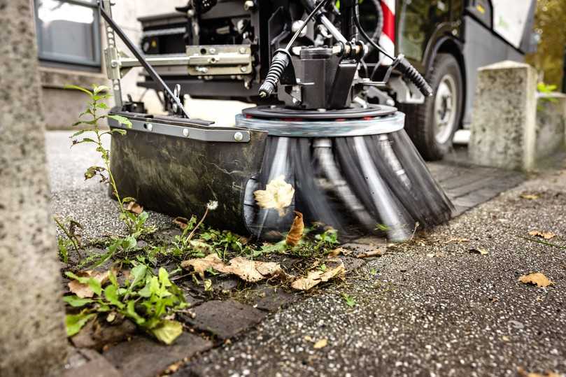 Die reine Kraft der Mechanik: Unkrautbesen an einer Saugkehrmaschine. | Foto: Kärcher