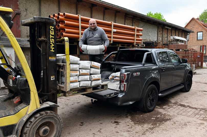 Die Palette mit Mörtel passt weder längs noch quer auf die Ladefläche, weshalb Muskelkraft beim Beladen nötig ist. | Foto: B_I/ Hausmann Die Palette mit Mörtel passt weder längs noch quer auf die Ladefläche, weshalb Muskelkraft beim Beladen nötig ist. | Foto: B_I/ Hausmann