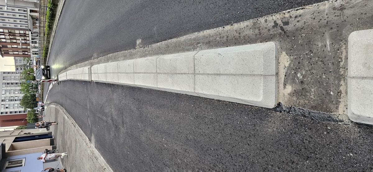 Der Münchner Flachbordbordstein fertig eingebaut, mit Asphaltverguss am Rand zur Straßen-Deckschicht. | Foto: Rohrdorfer Unternehmensgruppe