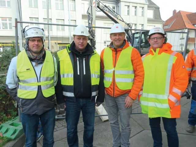 Als „positiv unterstützend“ wertete der Sachverständige Wolfgang Wille (rechts) die Zusammenarbeit mit den anderen Projektbeteiligten Andreas Muthig (links) von der Firma Quant, Bauleiter Jens Berensen (2.v.l.) von der Firma Petershagen sowie mit der Firma ACO, hier vertreten von Key Account Manager Rolf Alexander Erhardt. | Foto: B_I/Valdix Als „positiv unterstützend“ wertete der Sachverständige Wolfgang Wille (rechts) die Zusammenarbeit mit den anderen Projektbeteiligten Andreas Muthig (links) von der Firma Quant, Bauleiter Jens Berensen (2.v.l.) von der Firma Petershagen sowie mit der Firma ACO, hier vertreten von Key Account Manager Rolf Alexander Erhardt. | Foto: B_I/Valdix