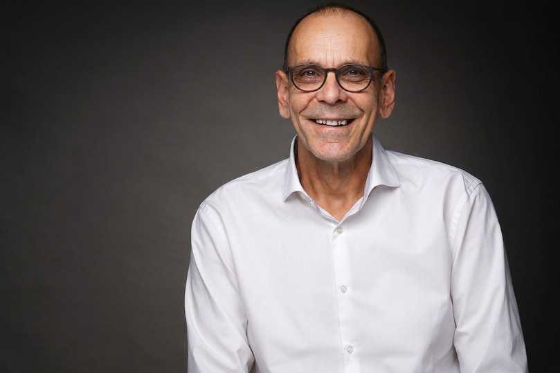 Fordert eine schnelle und mit Verstand gemachte „Radikalkur“ bei den Baunormen: ARGE-Institutsleiter Prof. Dietmar Walberg sieht in der Überregulierung die Hauptursache für die Wohnungsbau-Krise. | Foto: ARGE/Nano Banana2