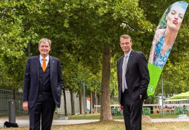 Die NürnbergMesse und der BGL haben ihre Zusammenarbeit um weitere fünf Veranstaltungen besiegelt: Peter Ottmann, Geschäftsführer NürnbergMesse GmbH, und Lutze von Wurmb, Präsident Bundesverband Garten-, Landschafts- und Sportplatzbau. | Foto: Thomas Geiger