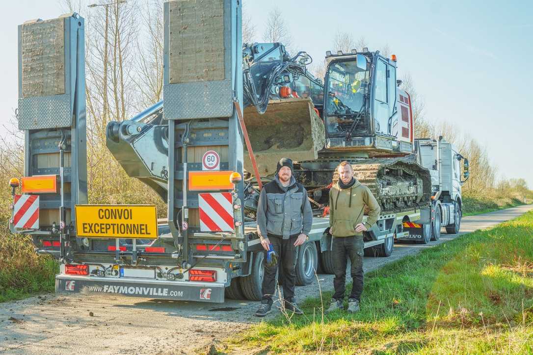 Kettenbagger auf Achse: Wie dieser Tieflader Zeit und Geld spart