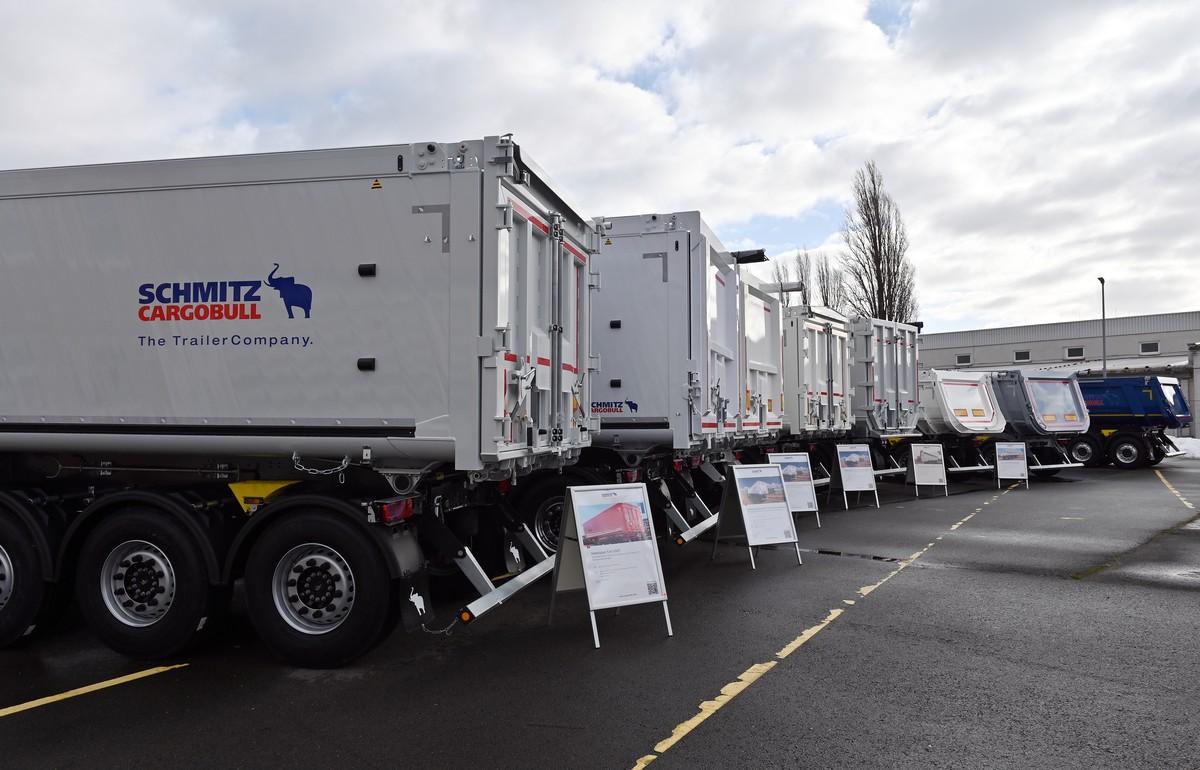 Dicht gedrängt buhlen Kippsattel mit Stahlrund- und Aluminium-Kastenmulde um Aufmerksamkeit. | Foto: Quatex