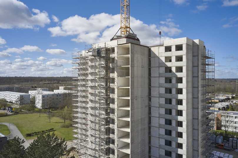 Im April 2023 präsentierte sich der 13-geschossige Turm Peppone nach dem Abschluss der fünf Millionen Euro teuren Asbestsanierung als entkernte Ortbetonstruktur. | Foto: Olaf Mahlstedt Im April 2023 präsentierte sich der 13-geschossige Turm Peppone nach dem Abschluss der fünf Millionen Euro teuren Asbestsanierung als entkernte Ortbetonstruktur. | Foto: Olaf Mahlstedt