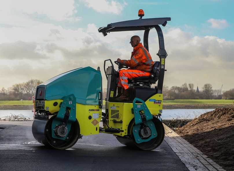 Die Ammann eARX26-2 Elektrowalze arbeitet bis zu 18 Stunden am Stück mit einer Akkuladung - ohne Abgase und nahezu geräuschlos. | Foto: Ammann Die Ammann eARX26-2 Elektrowalze arbeitet bis zu 18 Stunden am Stück mit einer Akkuladung - ohne Abgase und nahezu geräuschlos. | Foto: Ammann