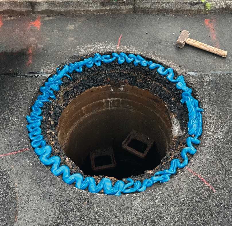 Das blaue Epoxidharz FlexyPox wird auf die Klebeflächen aufgetragen. | Foto: Resinnovation GmbH Das blaue Epoxidharz FlexyPox wird auf die Klebeflächen aufgetragen. | Foto: Resinnovation GmbH