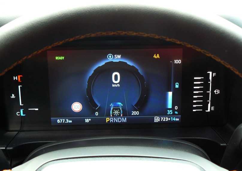 Markentypische Instrumente. Klein unten rechts in Blau: verbleibende E-Reichweite. | Foto: Randolf Unruh