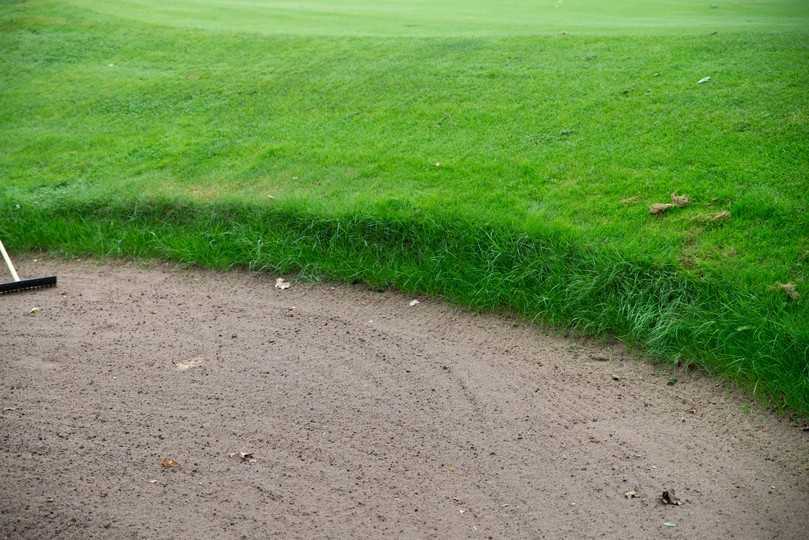 Drei Wochen nach Nassbegrünung mit dem SpeedyGreener präsentiert sich die Bunkerkante im Golfclub Vechta-Welpe mit frischem Grün. | Foto: Fritz Brüggemann Drei Wochen nach Nassbegrünung mit dem SpeedyGreener präsentiert sich die Bunkerkante im Golfclub Vechta-Welpe mit frischem Grün. | Foto: Fritz Brüggemann