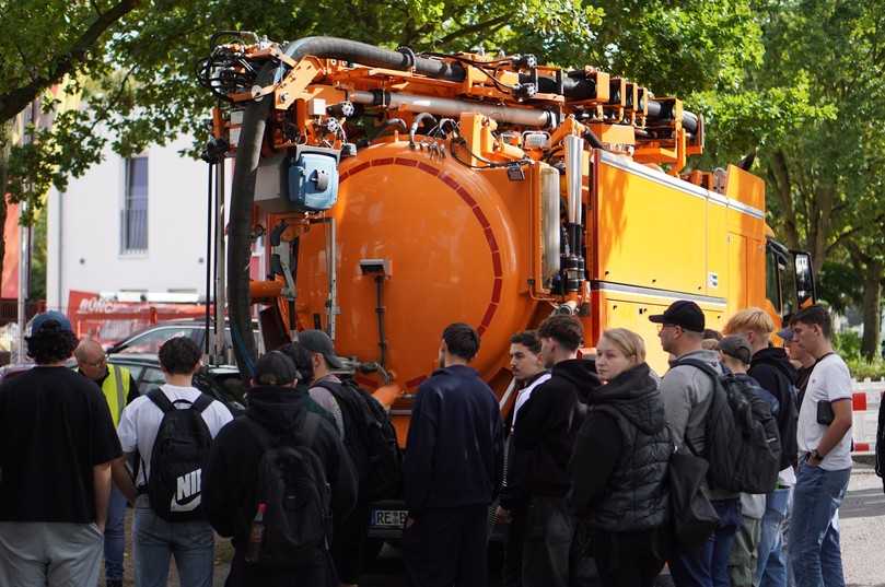 Die angehenden Umwelttechnikerinnen und -techniker lernen auch Fahrzeuge und Maschinen kennen. | Foto: BGT