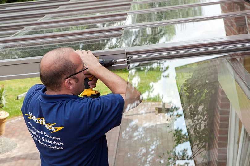 Für eine ansprechende Optik werden die Enden der Schienen abschließend verkleidet. | Fotos: Joka Für eine ansprechende Optik werden die Enden der Schienen abschließend verkleidet. | Fotos: Joka