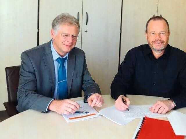 Christian Guss, Vorsitzender der Qualitätsgemeinschaft Städtischer Straßenbau (r.), und der Obmann des Qualitätsausschusses der QGS, Helmut Lessing: „Bei der Vergabe der Arbeiten für den Deckenschluss hatten seriöse Fachbetriebe mit einem gewissen Qualitätsanspruch mit Blick auf den Angebotspreis kaum eine Chance.“ | Foto: QGS