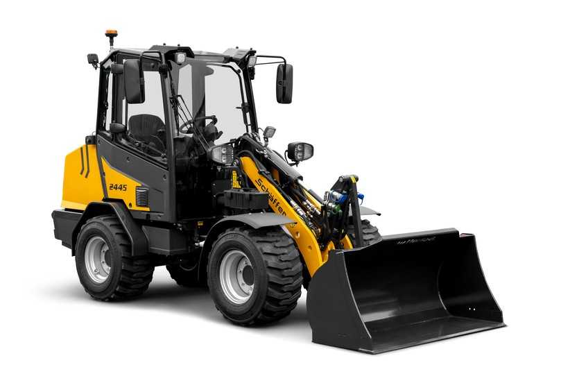 Bewährte Technik mit neuem Fahrerstand und frischem Design: der 2445-2 von Schäffer ist der kompakte Allrounder für den GaLaBau. | Foto: Schäffer
