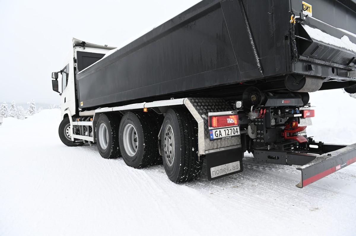 Dank gelenkter Achsen vorn und hinten dreht der Vierachser mit Gasmotor fast auf der Stelle. | Foto: Quatex