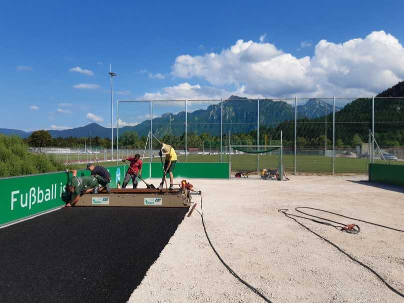 Einbau der Recycling-Elastikschicht durch das Kutter-Team beim FC Füssen. | Foto: Hermann Kutter GmbH & Co.