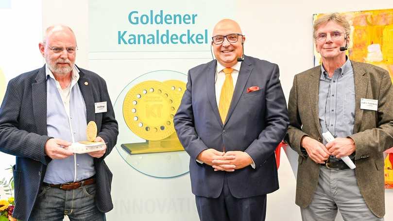 Auf Platz 1 des „Goldenen Kanaldeckel 2025“ steht Frank Großklags (li.) von der Stadt Bochum. Mit ihm freuen sich IKT-Geschäftsführer Roland W. Waniek und Artur zu Eulenburg (r). | Foto: IKT Auf Platz 1 des „Goldenen Kanaldeckel 2025“ steht Frank Großklags (li.) von der Stadt Bochum. Mit ihm freuen sich IKT-Geschäftsführer Roland W. Waniek und Artur zu Eulenburg (r). | Foto: IKT