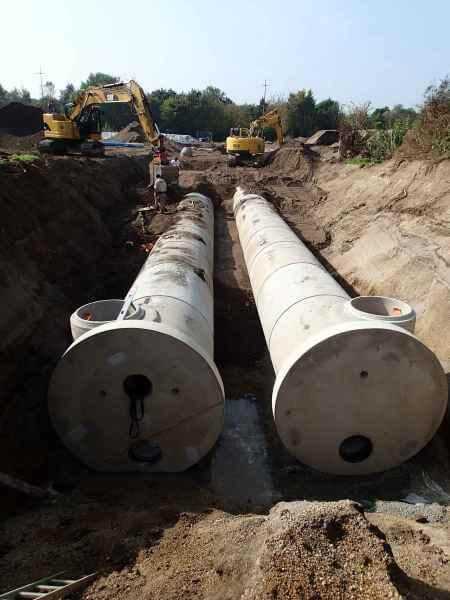 Das zweimal 63 Meter lange Doppelrohrsystem mit einem Durchmesser von 1,80 m bildet zusammen mit dem Drosselschacht den Stauraumkanal im neuen Gewerbegebiet „In der Langfuhr“ in Bendorf. Dieser kann bis zu 330 m³ Regenwasser aufnehmen. Das zweimal 63 Meter lange Doppelrohrsystem mit einem Durchmesser von 1,80 m bildet zusammen mit dem Drosselschacht den Stauraumkanal im neuen Gewerbegebiet „In der Langfuhr“ in Bendorf. Dieser kann bis zu 330 m³ Regenwasser aufnehmen.